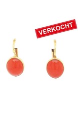 Private Label CvdK Private Label CvdK oorhangers in 14 krt. geelgoud met bloedkoraal