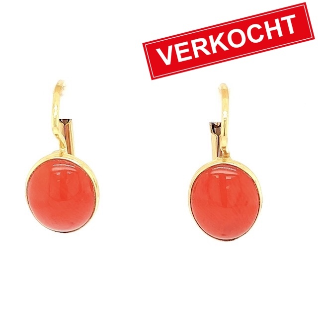 Private Label CvdK Private Label CvdK oorhangers in 14 krt. geelgoud met bloedkoraal