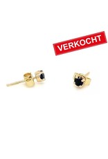 Private Label CvdK Private label CvdK oorknoppen in 14 krt. geelgoud met saffier