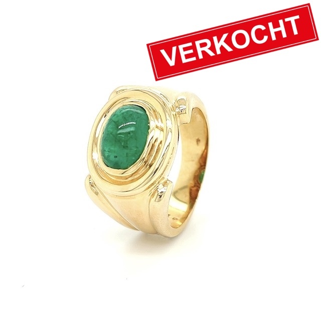 14 kt. gouden ring met een cabouchon geslepen smaragd 2.32 ct.