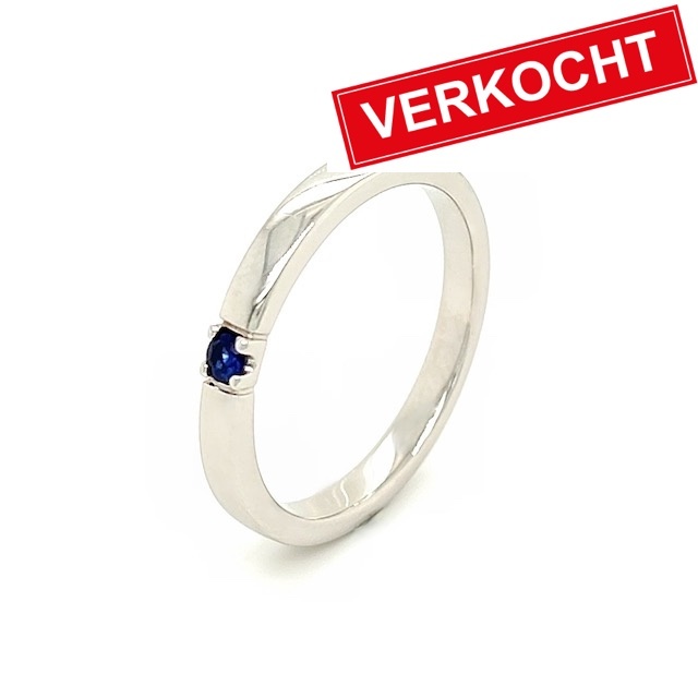 Private Label CvdK Private Label CvdK ring in 14 krt. witgoud met saffier