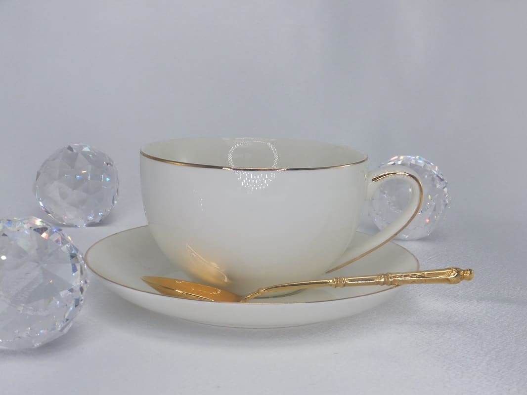 CARMANI - 1990 Teetasse  mit Untertasse in Weiß / Gold