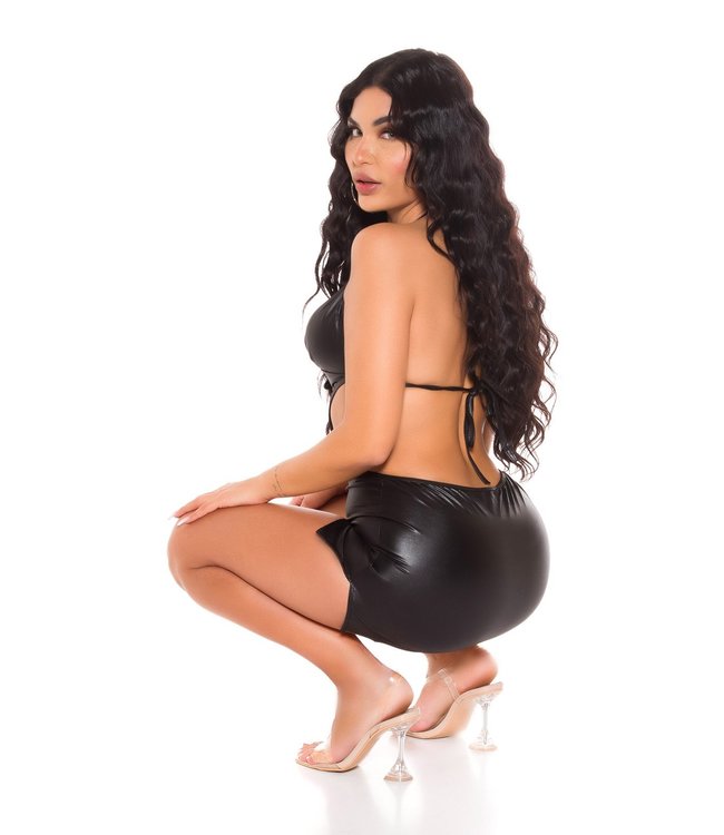 Sexy wetlook mini-jurkje met veters en cut out - zwart