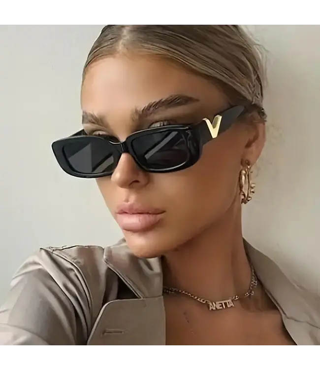 Classy zwarte zonnebril met gouden V