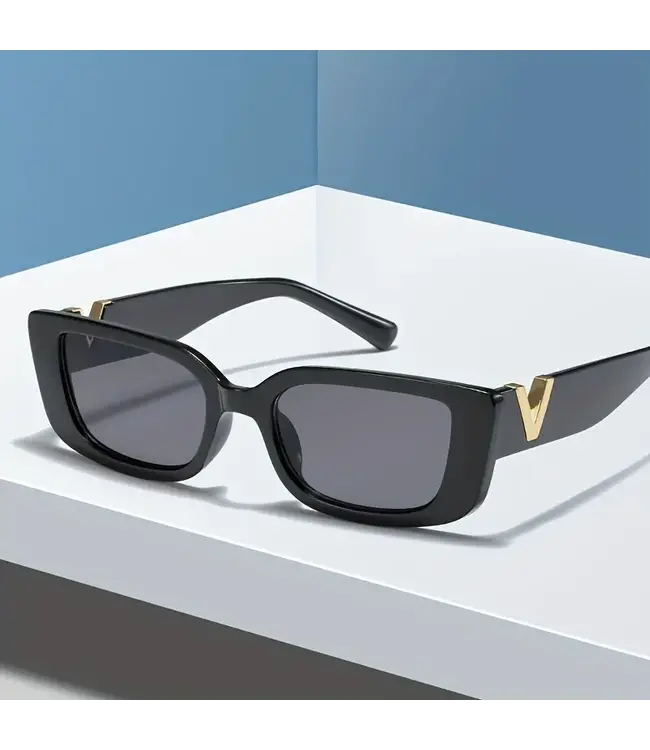 Classy zwarte zonnebril met gouden V