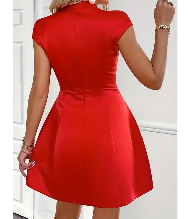 Elegante satijnen rode mini-jurkje