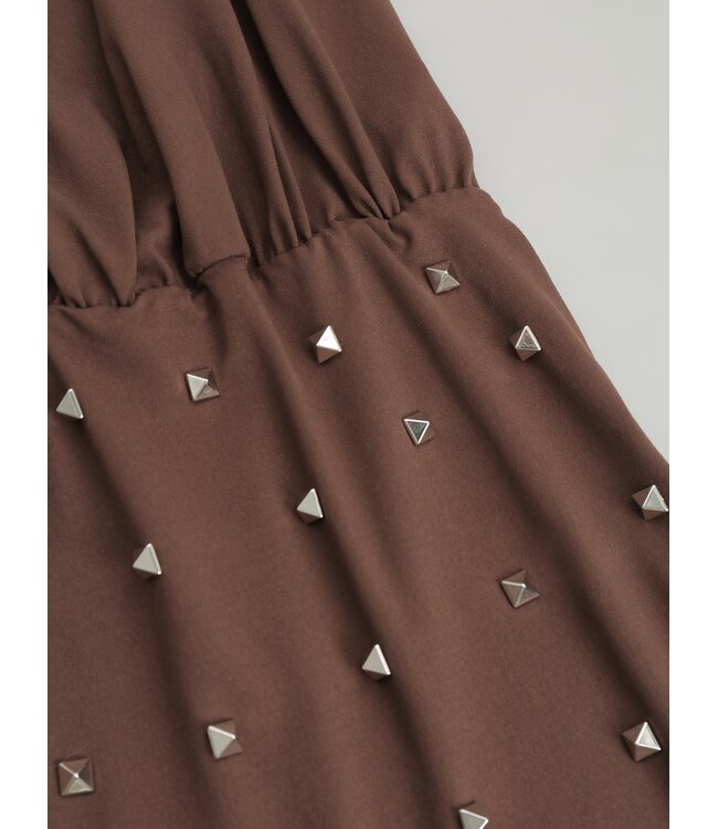 Sexy mini-jurkje met open rug en studs - bruin