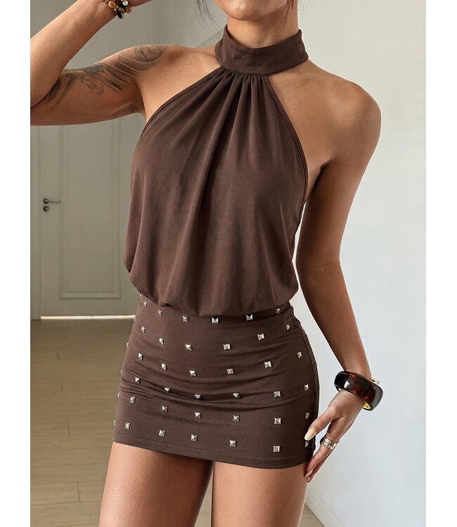 Sexy mini-jurkje met open rug en studs - bruin