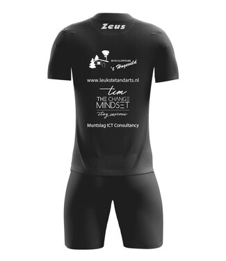 Zeus set Promo zwart bestaande uit: Shirt incl logo bedrukking op de voorzijde en groot sponsorvel op de achterzijde | short zwart | kousen zwart.