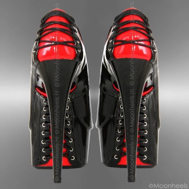 Lak high heels met rood-zwarte korsetsluiting