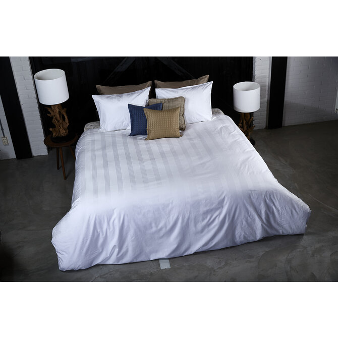 Dommelin Dekbedovertrek Lina Satijn 300tc Wit 200x200/220 Dommelin Dekbedovertrek Lina Satijn 300tc Wit 200x200/220