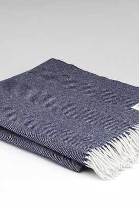 McNutt of Donegal plaid laine d'agneau 140x200 bleu marine