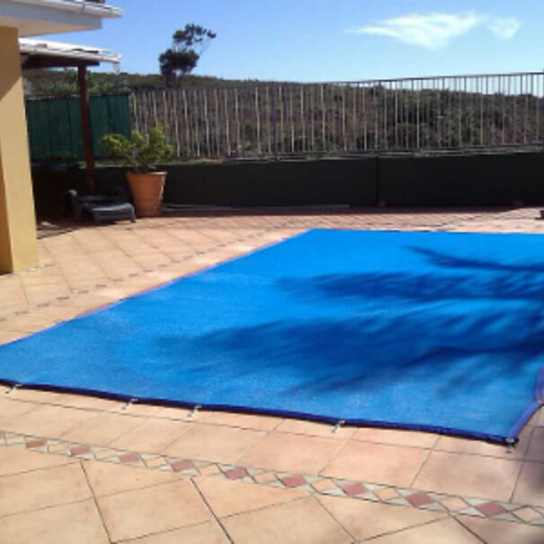 Zwembad afdeknet kleur blauw, voor een zwembad van 5x10 meter.