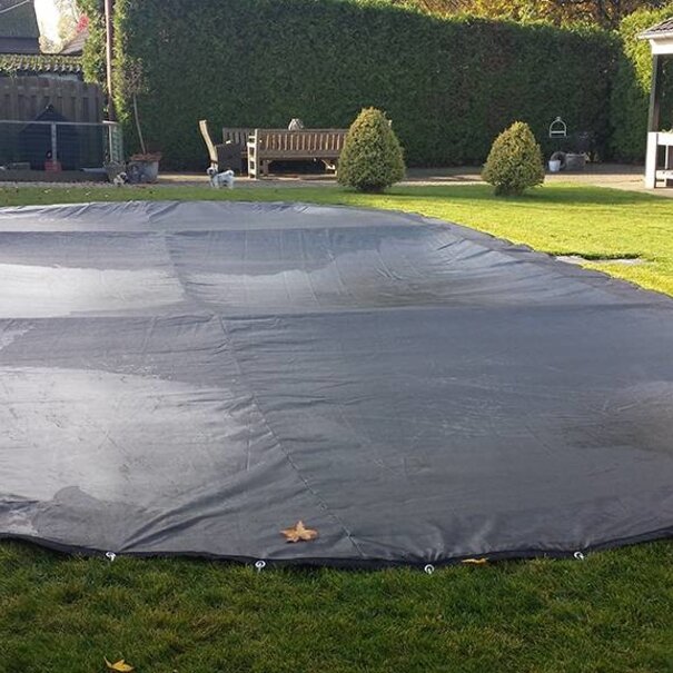 Zwembad afdeknet kleur zwart, voor een zwembad van 4x8 meter.