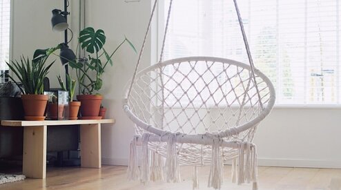 Hangstoel ophangen aan een houten balk: het ultieme stappenplan, met tips en tricks!