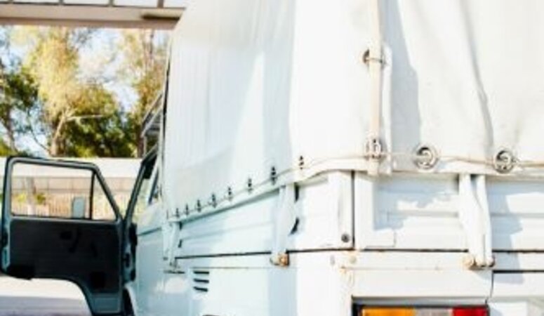 Waarom een afdekzeil voor je aanhanger noodzakelijk is