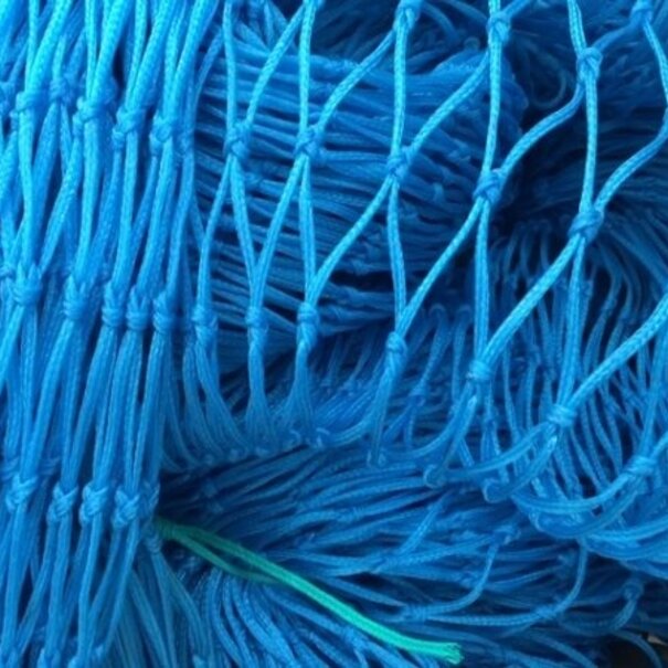PE net3 mm geknoopt met extra stevige randlijn. Op maat gemaakt per m2