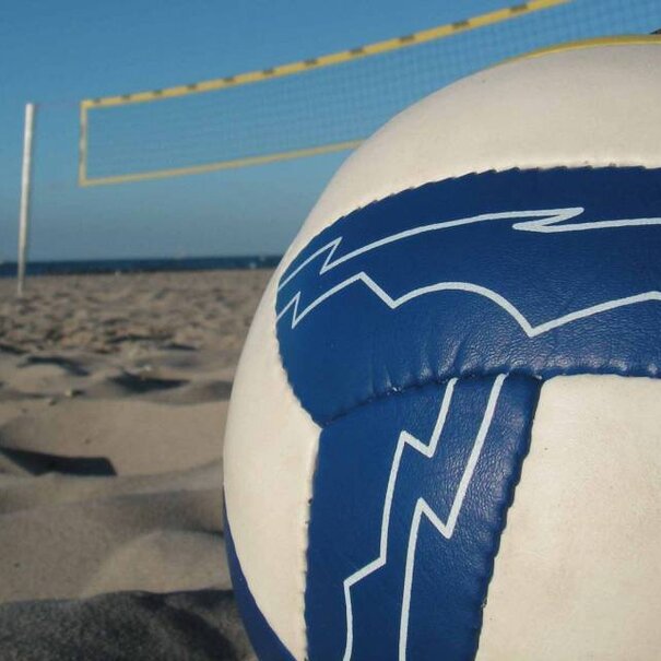 Beachvolley net, voorzien van fiberstokken en spanlijnen