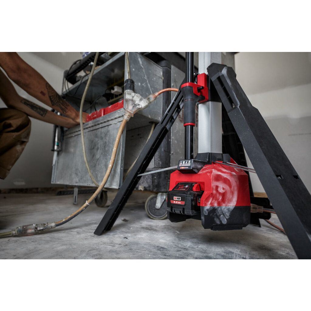 MILWAUKEE M18™ HOSALC HIGH OUTPUT STAANDE LAMP/LADER