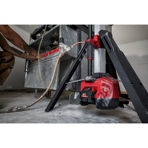 MILWAUKEE M18™ HOSALC HIGH OUTPUT STAANDE LAMP/LADER