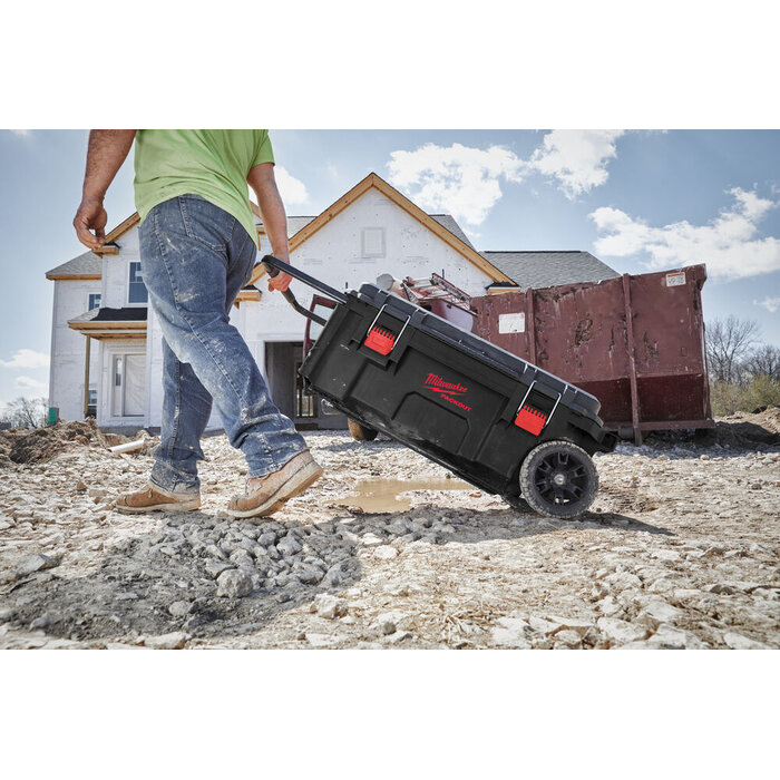 MILWAUKEE PACKOUT™ GEREEDSCHAPSKIST OP WIELEN
