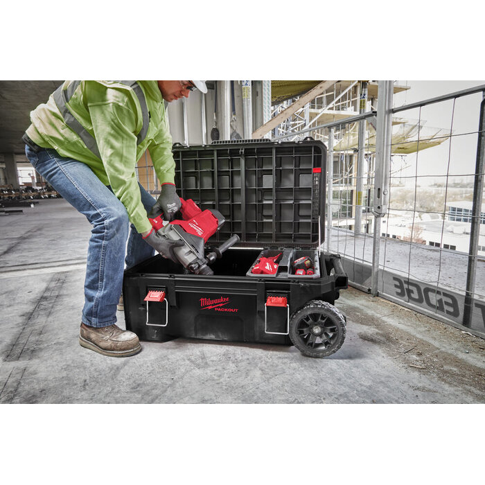 MILWAUKEE PACKOUT™ GEREEDSCHAPSKIST OP WIELEN
