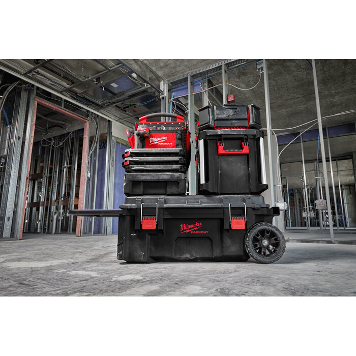 MILWAUKEE PACKOUT™ GEREEDSCHAPSKIST OP WIELEN