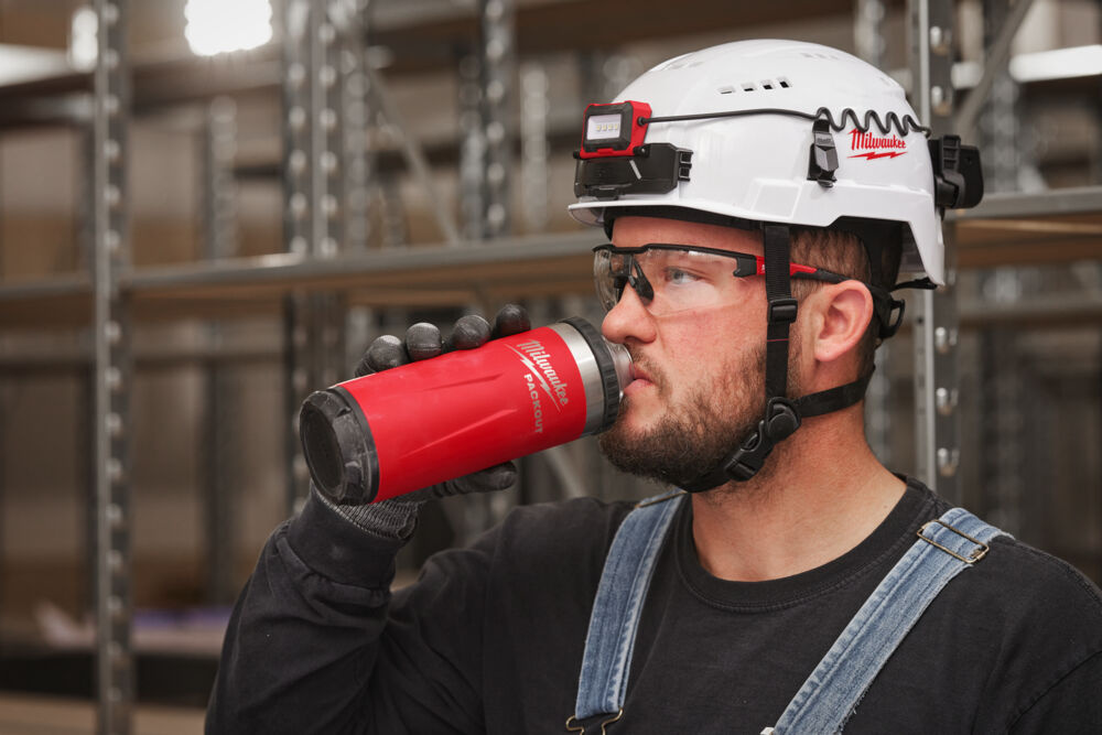 MILWAUKEE PACKOUT 710 ml fles met deksel rood