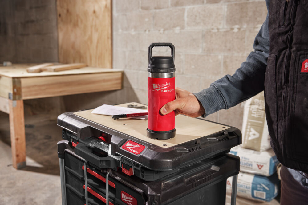 MILWAUKEE PACKOUT 710 ml fles met deksel rood