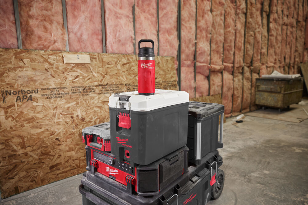 MILWAUKEE PACKOUT 710 ml fles met deksel rood