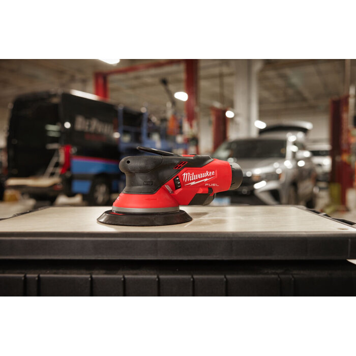 MILWAUKEE M12 FROS5 FUEL™ 150 mm excentrische schuurmachine met 5 mm rotatie