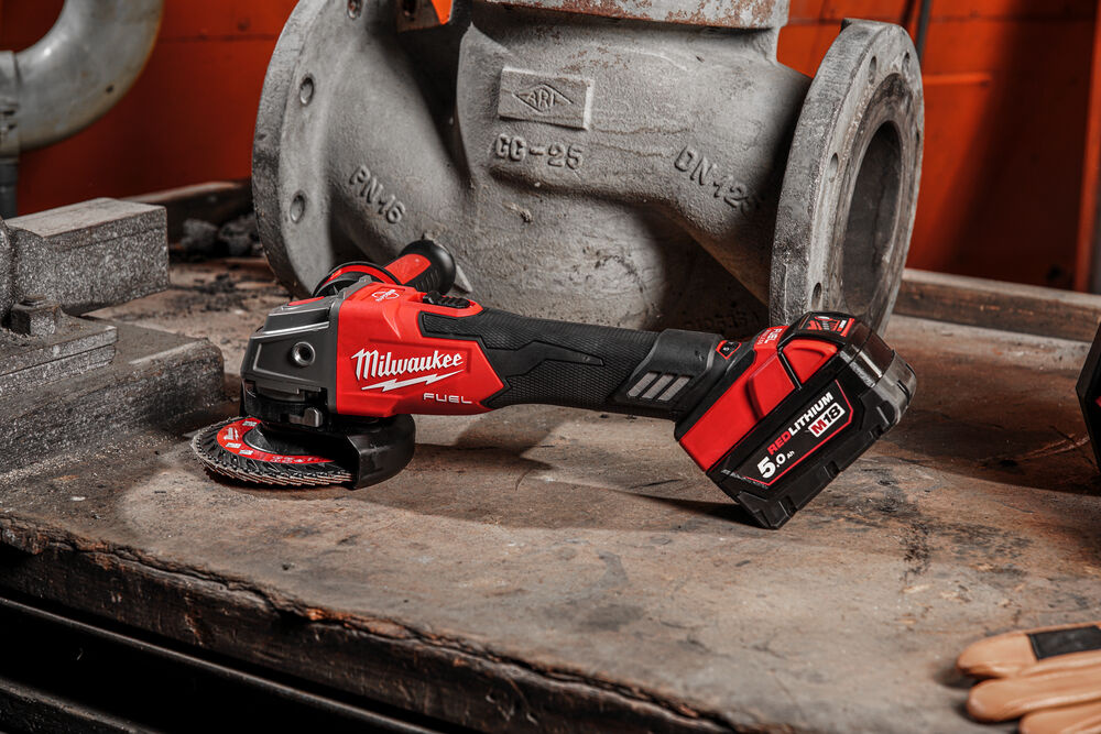 MILWAUKEE M18 FSAGV125XB 125mm haakse slijpmachine met schuifschakelaar, variabel toerental en remfunctie