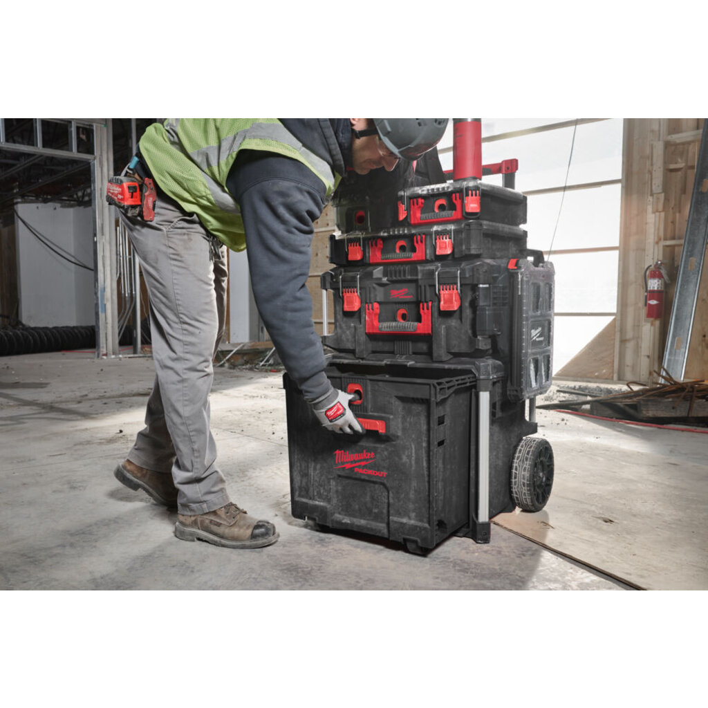 MILWAUKEE PACKOUT™ Rollende trolley koffer met lade
