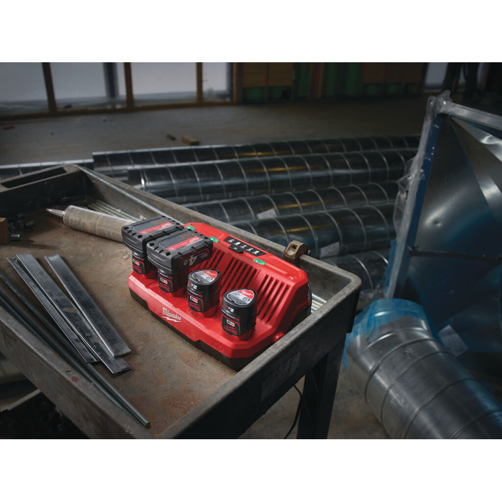 MILWAUKEE M12 C4 acculader 3A 4-voudig