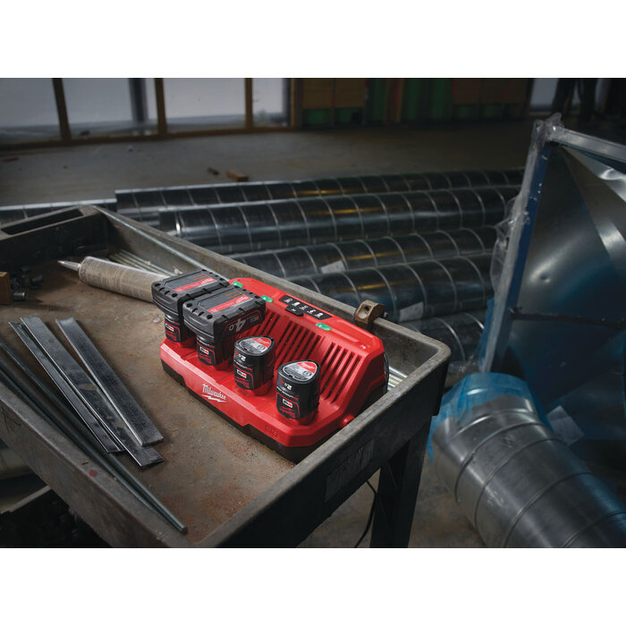 MILWAUKEE M12 C4 acculader 3A 4-voudig