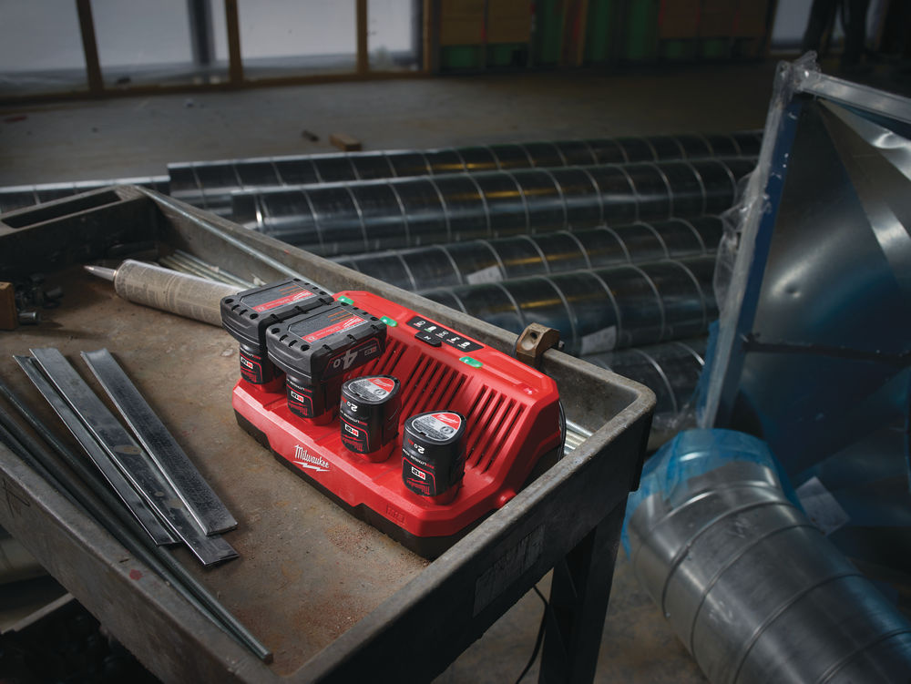 MILWAUKEE M12 C4 acculader 3A 4-voudig