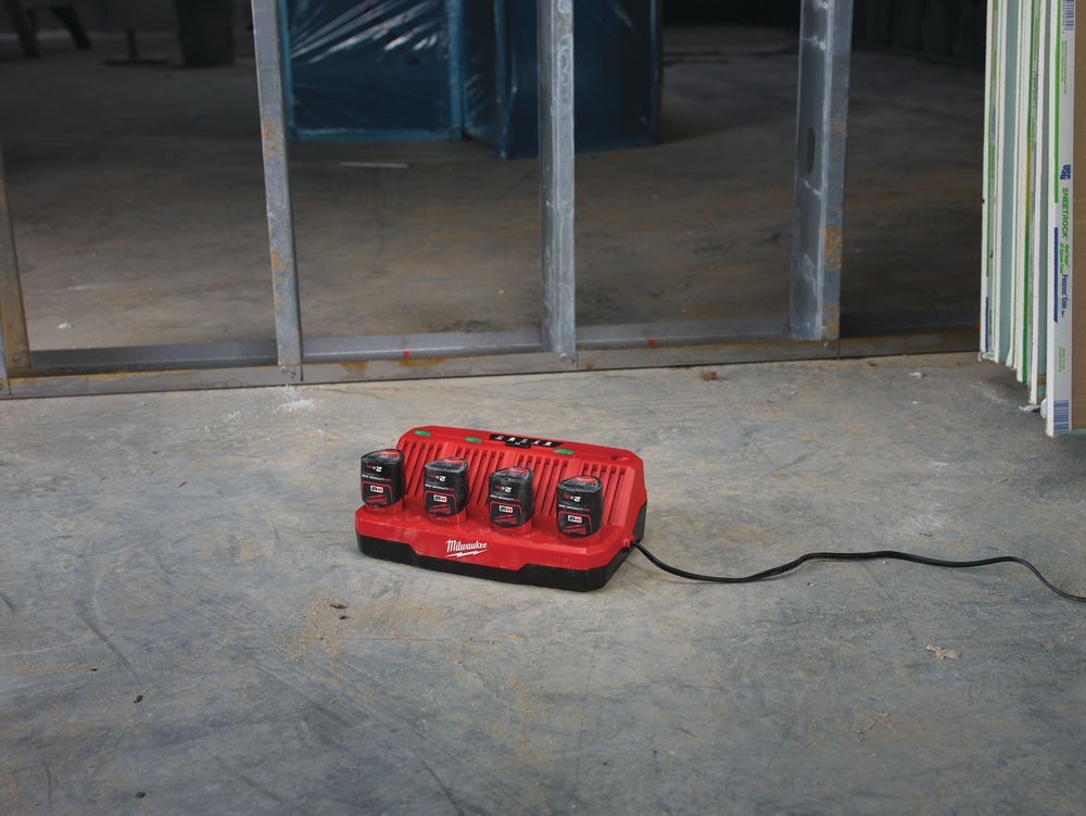 MILWAUKEE M12 C4 acculader 3A 4-voudig