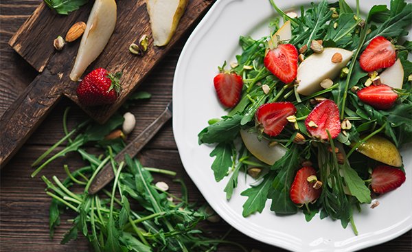 Aardbeien-perensalade met pistachenoten en amandelen