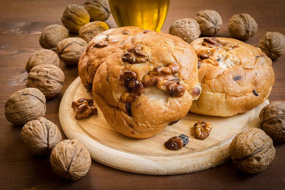 Broodjes met walnoten en rozijnen