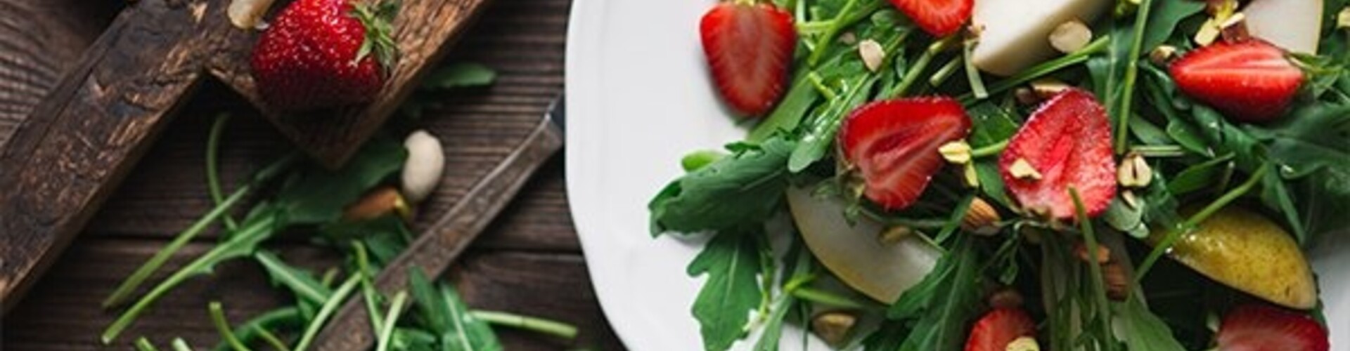 Strawberry and pear salad with pistachios and almonds