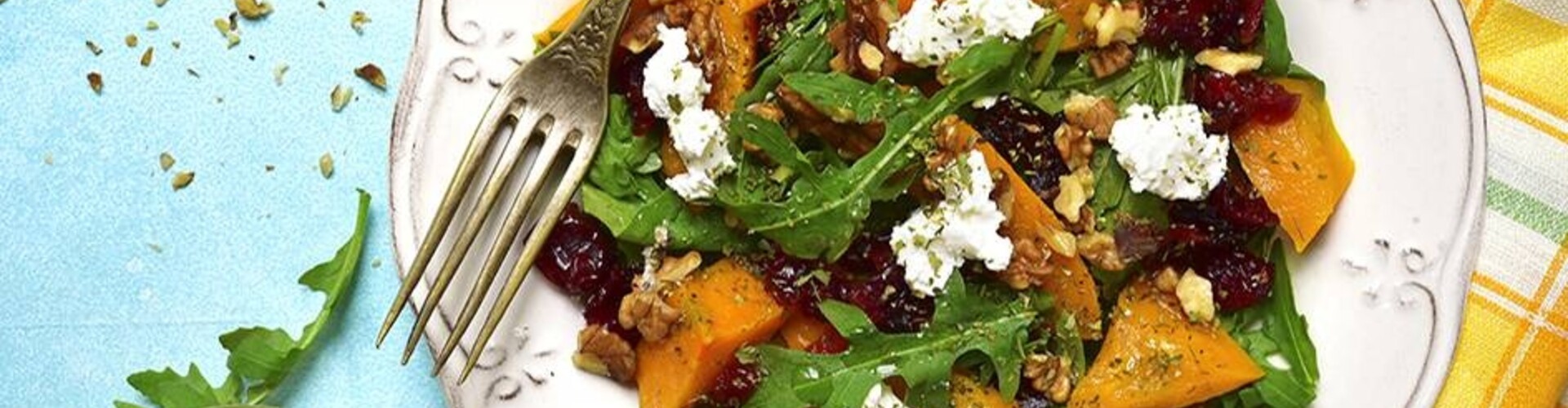 Arugula salad with lukewarm pumpkin, cranberries and feta