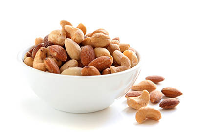 Een kom met een gevarieerde mix van Gezonde noten van IDorganics