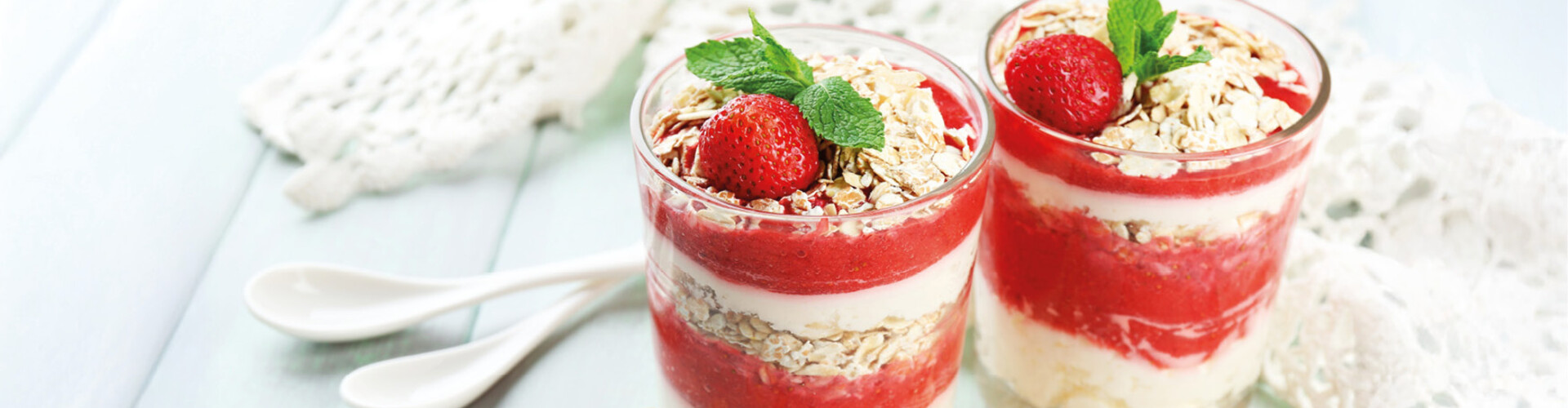 Granola flower power met kruidige aardbeiensaus