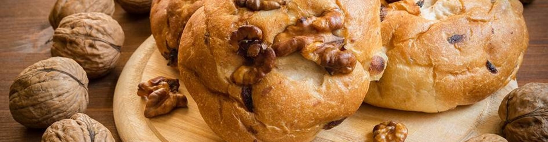 Broodjes met walnoten en rozijnen