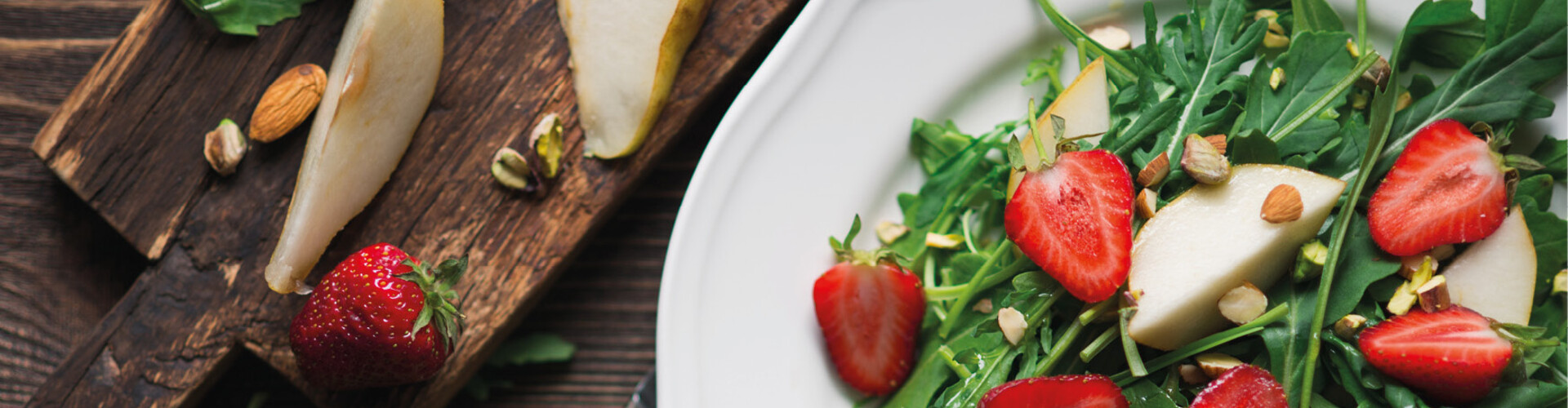 Aardbeien-perensalade met pistachenoten en amandelen