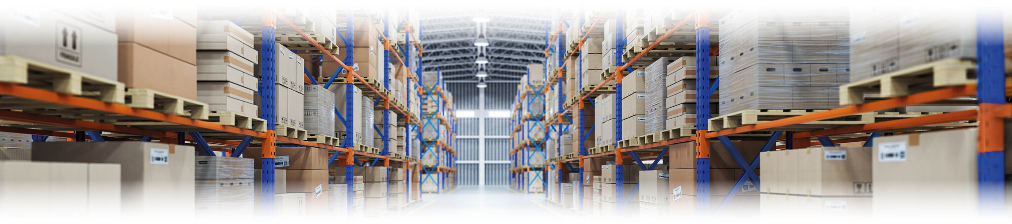 Een opgeruimd magazijn met volle stellingen