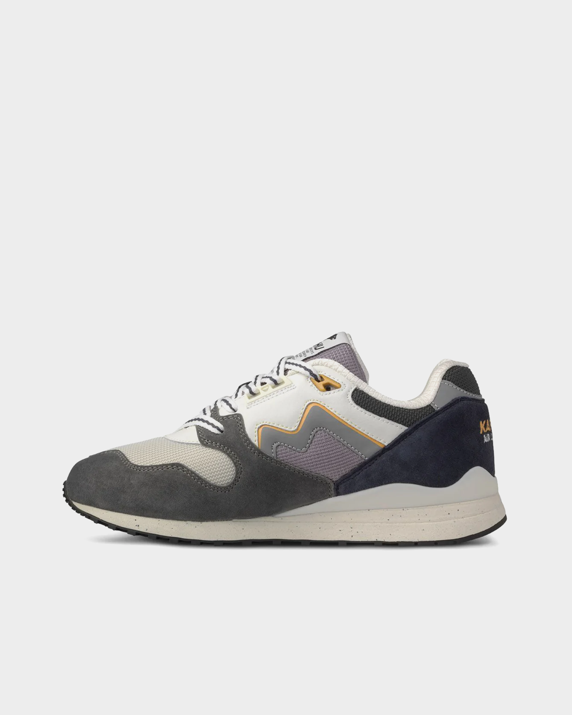 Karhu Synchron Classic Gunmetal / Bright White