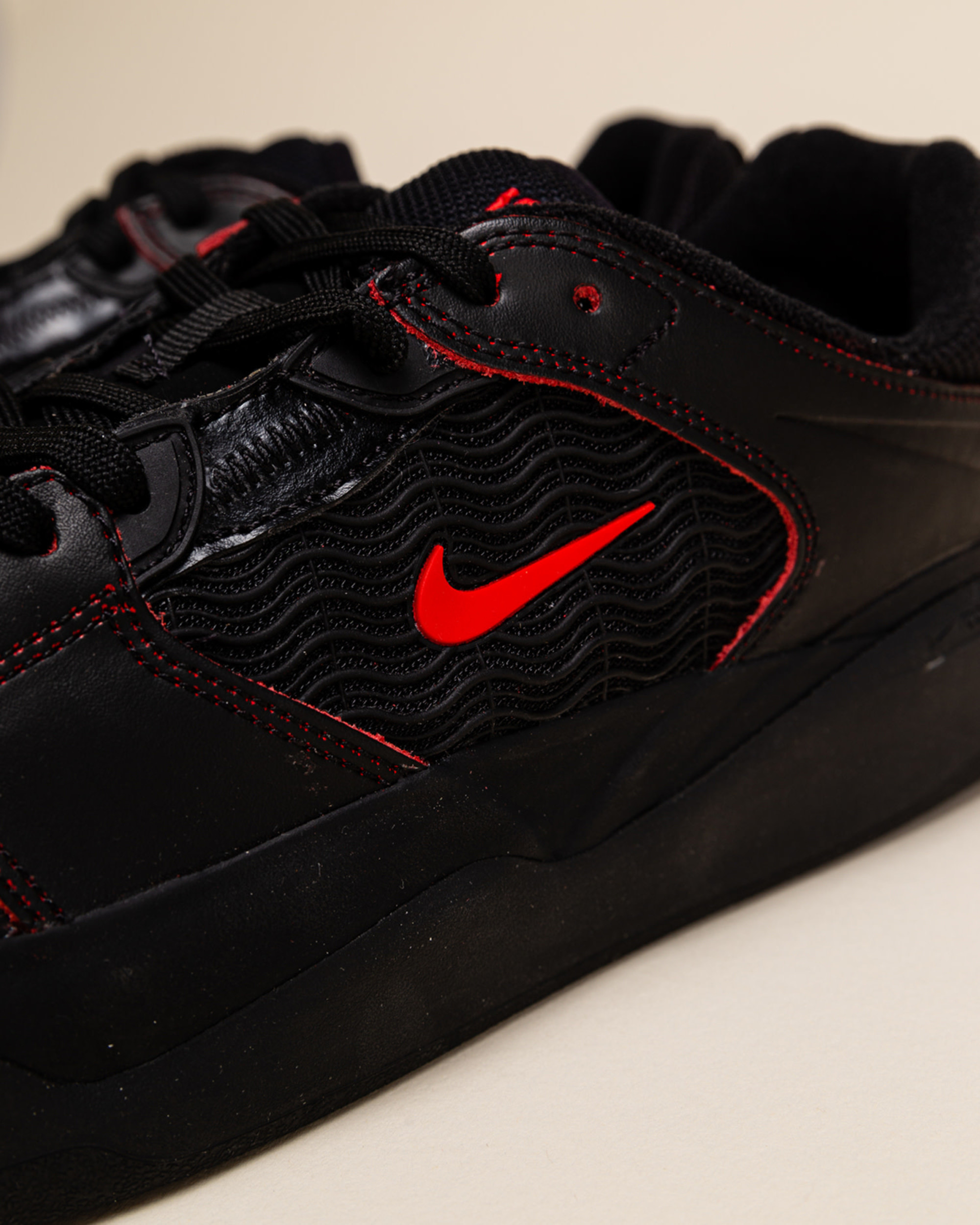 Nike SB Ishod - Black/ University Red