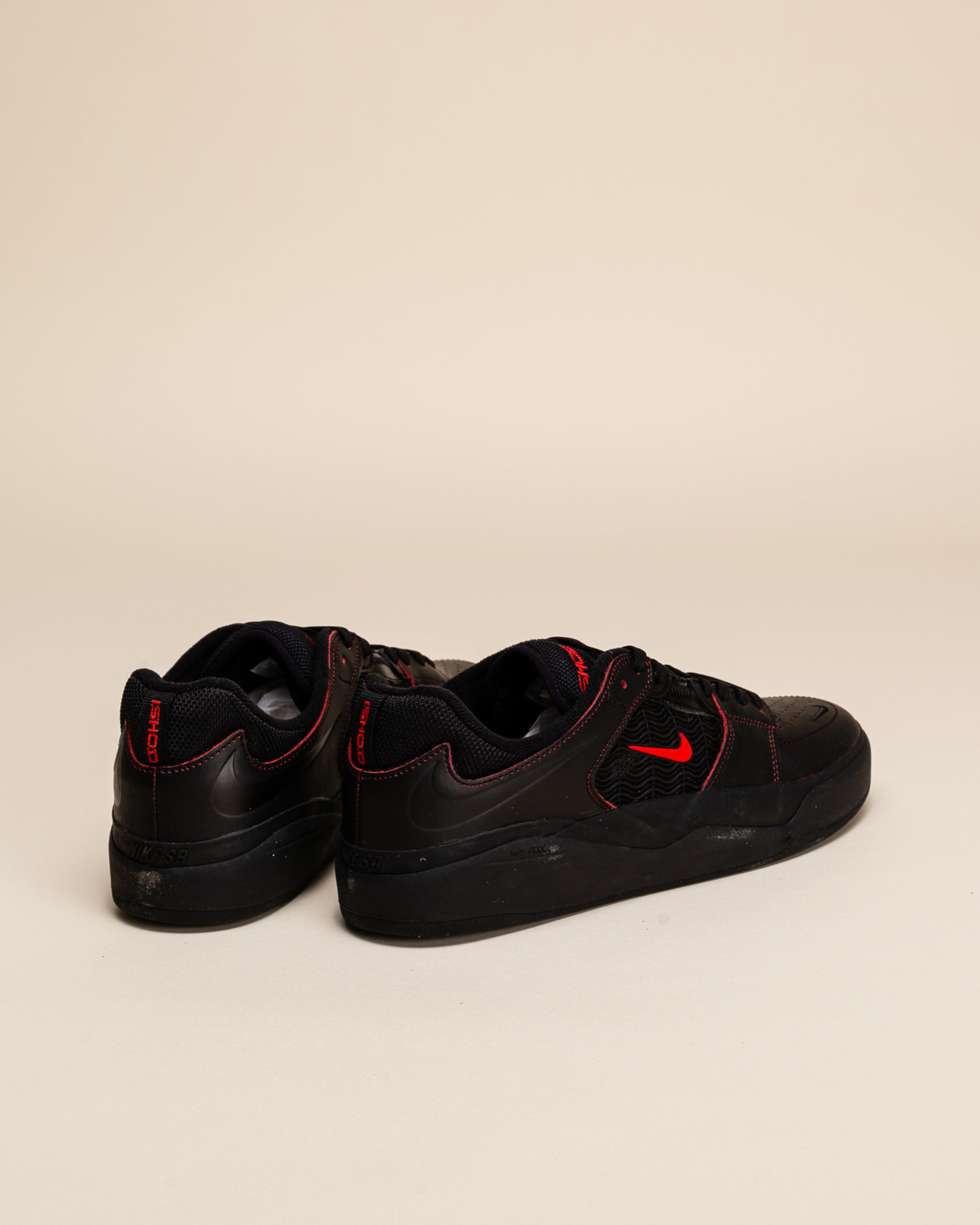 Nike SB Ishod - Black/ University Red