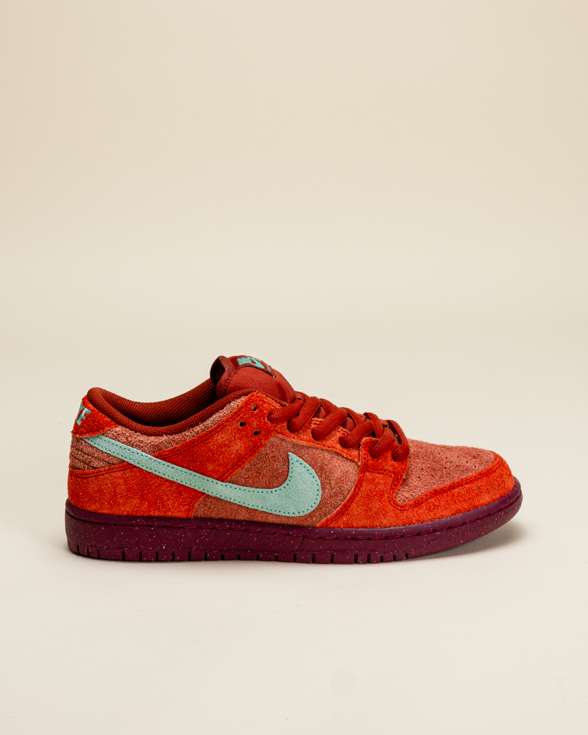 Nike SB Dunk Low Mystic Red